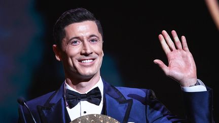 L'attaquant polonais du Bayern Munich&nbsp;Robert Lewandowski, lors de la cérémonie du Ballon d'or 2021 au cours de laquelle il a obtenu le prix du Buteur de l'année, le 29 novembre 2021. (FRANCK FIFE / AFP)