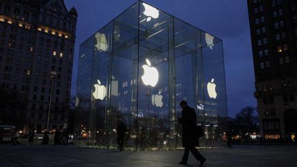 17 février 2016. Un passant devant le magasin Apple sur la 5e Avenue à New York, Etats-Unis (KENA BETANCUR / AFP)