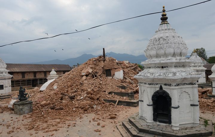 Temple en ruines à Katmandou, après le séisme (25 avril 2015)
 (Prakash Mathema / AFP)