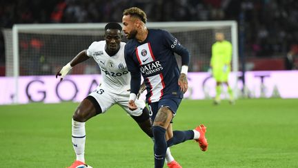 Neymar face à Eric Bailly, le 16 octobre 2022 au Parc des Princes. (BERTRAND GUAY / AFP)