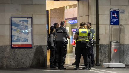 Des policiers à l'entrée de la gare de Genève-Cornavin à Genève, en Suisse, le 24 septembre 2024, après l'arrestation du suspect de 22 ans. (ELODIE LE MAOU / AFP)