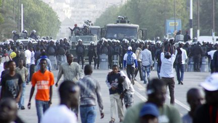 Les forces de police entourant la manifestation de l'opposition le 31 janvier &agrave; Dakar (S&eacute;n&eacute;gal). (MAMADOU TOURE BEHAN / AFP)