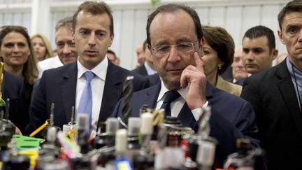  (François Hollande en visite dans une usine d'hélicoptères. L'Insee prévoit une croissance économique en deça des prévisions du gouvernement pour 2015. © REUTERS/Alain Jocard)