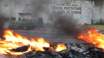 La mobilisation des surveillants pénitentiaires devant le centre pénitentiaire de Mont-de-Marsan (Landes). (MAXPPP)