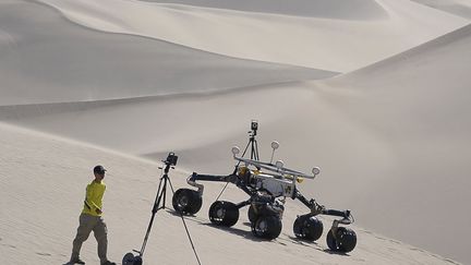 Test du rover "Curiosity" dans le d&eacute;sert pr&egrave;s de Baker (Californie) avant son envoi sur la plan&egrave;te Mars, le 10 mai 2012. (GENE BLEVINS / REUTERS)