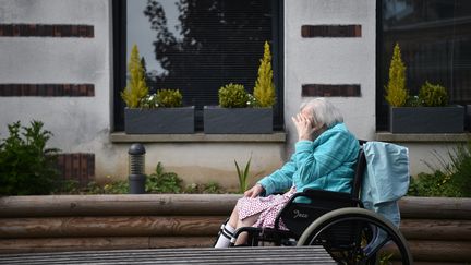 Une nonagénaire de l'Ehpad du centre hospitalier du Cateau, dans le Nord, le 7 mai 2020. (MAXPPP)