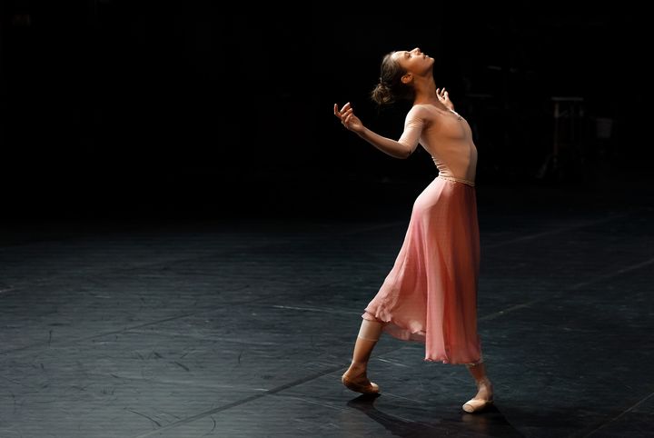 Une photo de la&nbsp;danseuse Marion Barbeau sur le tournage du film "En corps" de Cédric Klapisch, exposée à la Galerie Cinéma à Paris. (EMMANUELLE JACOBSON ROQUES)