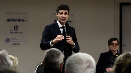 Aurélien Pradié lors d'un meeting politique à Pessac (Gironde), le 24 février 2023. (PHILIPPE LOPEZ / AFP)