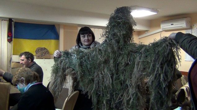 &nbsp; (Maria, la coordinatrice du mouvement des bénévoles organise des ateliers de fabrication de vêtements camouflés pour les soldats © Radio France / Eric Damaggio)