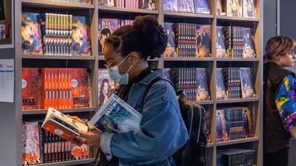 Des visiteurs au Festival international de la BD à Angoulême (Charente) le 18 mars 2022 (YOHAN BONNET / AFP)