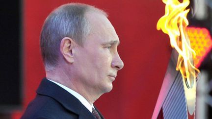 Vladimir Poutine a pu regarder l'arrivée de la flamme olympique dans les rues de Sotchi. (ALEXEI NIKOLSKY / RIA-NOVOSTI)