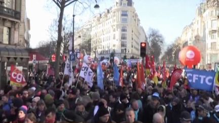 Le mouvement de colère des syndicats contre la réforme des retraites semble s'inscrire dans la durée. Une grève reconductible à partir du 7 mars est envisagée. (FRANCEINFO)