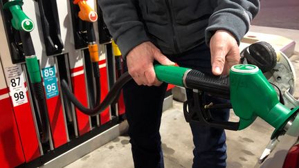 Un conducteur faisant le plein de carburant dans une station service. Photo d'illustration. (AURÉLIEN ACCART / FRANCE-INFO)