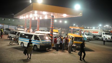 Des habitants de Lagos se pr&eacute;paraient le 8 janvier &agrave; la gr&egrave;ve g&eacute;n&eacute;rale des travailleurs qui protestent contre la hausse des prix du carburant et pourraient paralyser le pays.&nbsp; (PIUS ETOMI EKPEI/AFP)