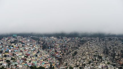 Le ciel se couvre sur Port au Prince le 3 octobre 2016 (HECTOR RETAMAL / AFP)