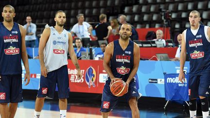 Tony Parker, ici avec Nicolas Batum, Evan Fournier et Nando De Colo, à l'entraînement vendredi à Montpellier (PASCAL GUYOT / AFP)