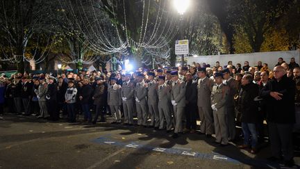 Un hommage a été rendu aux treize soldats français morts au Mali, devant l'hôtel de ville de Pau (Pyrénées-Atlantiques), le 26 novembre 2019.&nbsp;&nbsp; (GAIZKA IROZ / AFP)