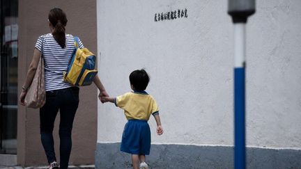 Le «hukou», le permis de résidence, est un sésame indispensable à une citoyenneté normale en Chine. (PHILIPPE LOPEZ / AFP)