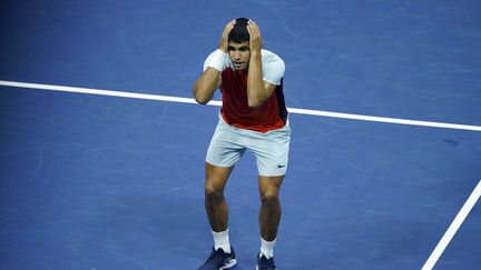 L'Espagnol Carlos Alcaraz peine à réaliser sa performance du jour : sa qualification pour sa première demi-finale à l'US Open, le 8 septembre 2022. (JULIA NIKHINSON / AP)