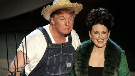 Donald Trump et Megan Mullally lors de la 57e cérémonie des Amy Awards en 2005
 (VINCE BUCCI / Getty Images North America / AFP )