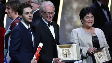 Xavier Dolan, Ken Loach et&nbsp;Jaclyn Jose, le 22 mai 2016 lors de la cérémonie de clôture du 69e festival de Cannes. (ALBERTO PIZZOLI / AFP)