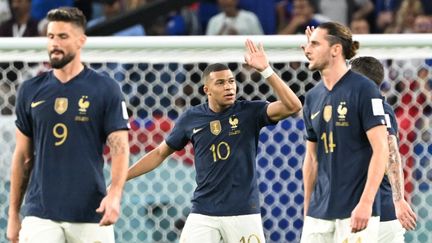 Olivier Giroud, Kylian Mbappé et Adrien Rabiot lors de France-Australie, le 22 novembre 2022. (KEN SATOMI / YOMIURI)