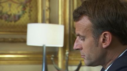 Après avoir écarté l'hypothèse d'un gouvernement du Nouveau Front populaire, Emmanuel Macron lance de nouvelles consultations avec les partis, mardi 27 août. (France 2)