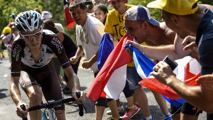 Romain Bardet encouragé par la foule (ERIC FEFERBERG / AFP)