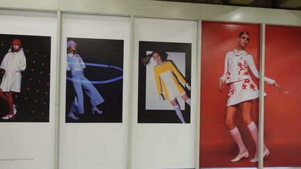 Outre les deux séries mode en noir et blanc exposées sur le parvis de la gare de Lyon, le public peut poursuivre son voyage dans les années 60 avec une autre série photographique tout en couleurs installée dans le hall 3 de la gare.
 (Corinne Jeammet)