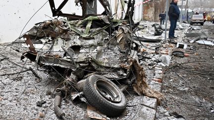 L'épave d'une voiture touchée par un missile russe à Kharkiv (Ukraine), le 5 février 2023. (SERGEY BOBOK / AFP)