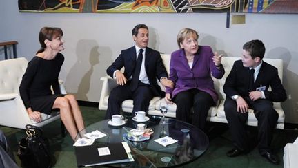 Nicolas Sarkozy et Angela Merkel, entourés de Carla Bruni-Sarkozy et du fils cadet de Nicolas Sarkozy, Louis. (AFP - Mehdi Taamallah)