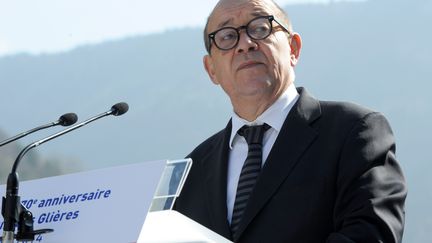 Le ministre de la D&eacute;fense, Jean-Yves Le Drian, le 6 avril 2014 &agrave; Thones (Haute-Savoie). (JEAN-PIERRE CLATOT / AFP)