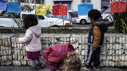 Des dessins d'enfants accrochés dans la rue à Lyon à l'occasion de la "Grande lessive", installation participative et éphémère (23 mars 2017)
