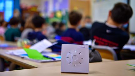 Un capteur de CO2 est installé dans une classe à Limoges (Haute-Vienne), le 6 janvier 2022. (STEPHANE LEFEVRE / MAXPPP)