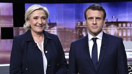 Marine Le Pen et Emmanuel Macron, le 3 mai 2017 à Saint-Denis (Seine-Saint-Denis), sur le plateau du débat d'entre-deux-tours de l'élection présidentielle. (ERIC FEFERBERG / AFP)