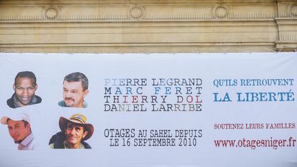 Les portraits des quatre otages francais enlevés au Niger, affichés sur la facade de la mairie du 4 eme arrondissement de Paris, le 16 septembre 2013. (MAXPPP)