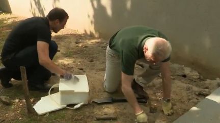 Des citoyens soucieux de préserver leur ville et lassés d'attendre que les choses se fassent, retroussent leurs manches et prennent la place des services publics. (France 2)