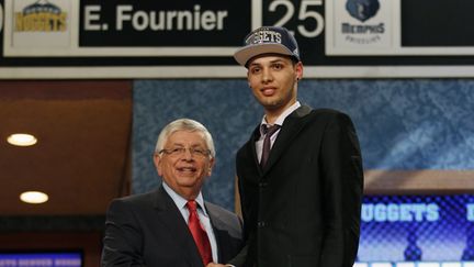 Evan Fournier, drafté par les Nuggets en 25e position, aux côtés de David Stern