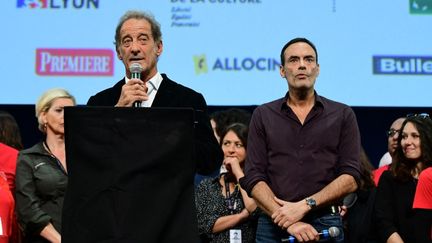 Vincent Lindon et Anthony Delon ont rendu hommage à Alain Delon lors de la clôture du Festival Lumière, dimanche 20 octobre à Lyon. (ROMAIN DOUCELIN / NURPHOTO via AFP)