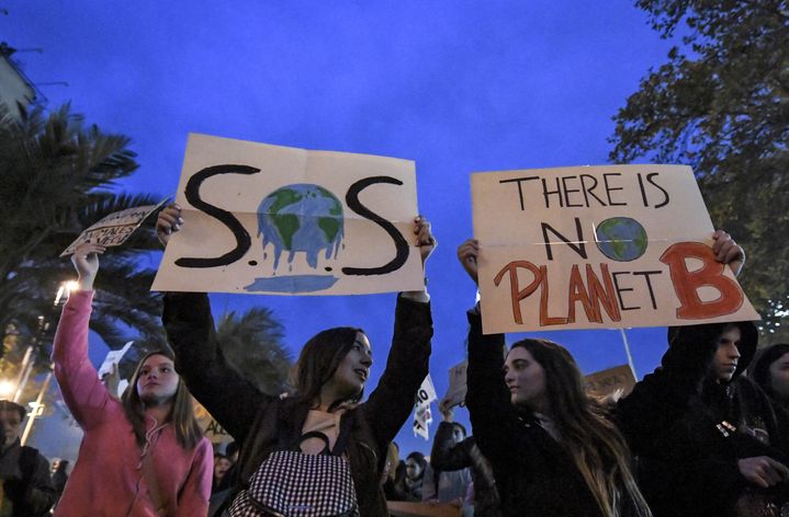 Des jeunes manifestent pour le climat à Santiago (Chili) le 24 mai 2019. (MARTIN BERNETTI / AFP)