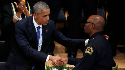 &nbsp; (Barack Obama serre la main du chef de la police de Dallas, David Brown, au cours d'un mémorial suite à la tuerie du 7 juillet qui a fait cinq morts parmi les forces de l'ordre © Reuter/ Carlo Allegri)