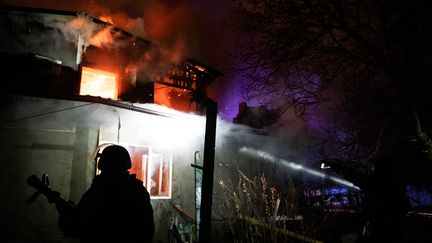 Une maison est en flammes à Kramatorsk, en Ukraine, après avoir été touchée par un missile russe, le 11 novembre 2024. (ALFONS CABRERA / NURPHOTO)