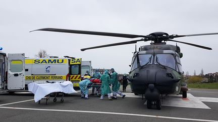 Un hélicoptère NH-90 Caïman de l'armée utilisé pour le transfert de malades du Covid-19 dans le cadre de l'opération Résilience, à Clermont-Ferrand (Puy-de-Dôme), le 29 mars 2020.&nbsp; (HANDOUT / MINISTERE DES ARMEES)