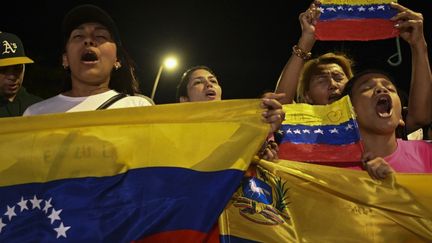 Des manifestants participent à une manifestation contre la victoire contestée du président vénézuélien Nicolas Maduro aux élections présidentielles vénézuéliennes lors d'une veillée à Cali, en Colombie, le 31 juillet 2024. (JOAQUIN SARMIENTO / AFP)