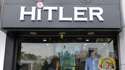 Vue de la vitrine de la boutique de v&ecirc;tements "Hitler" ouverte r&eacute;cemment &agrave; Ahmedabad (Inde), le 28 ao&ucirc;t 2012. Des associations juives r&eacute;clament qu'elle soit renomm&eacute;e. (SAM PANTHAKY / AFP)