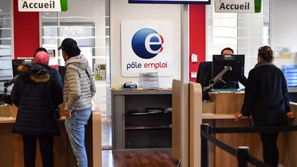 Des&nbsp;personnes&nbsp;s'inscrivent à Pôle emploi, à Montpellier, le 3 janvier 2019. (PASCAL GUYOT / AFP)