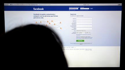 Une femme consulte Facebook, le 10 mai 2012. (MARTIN BERNETTI / AFP)