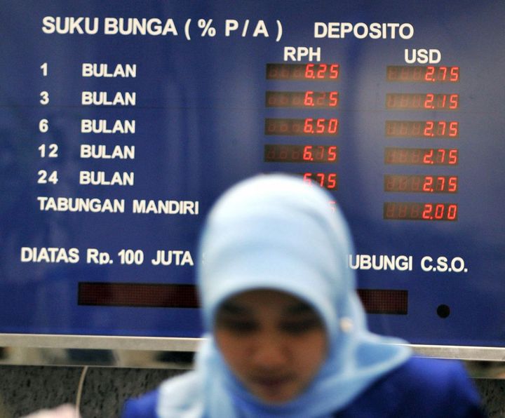 Une employée dans une banque locale de Jakarta, le 12 mars 2009.  (AFP PHOTO / ADEK BERRY)