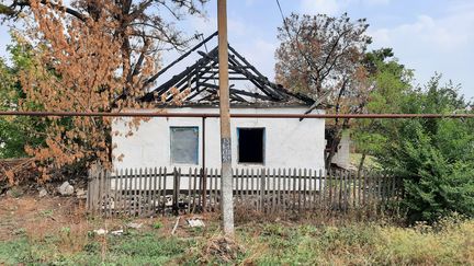 À Hannivka, dans la région de Kherson au sud de l'Ukraine, des maisons ont été détruites par la guerre. (THIBAULT LEFEVRE / RADIOFRANCE)