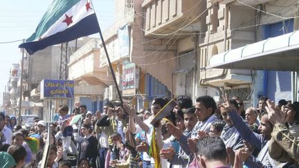 Des manifestants protestent contre Bachar Al-Assad et son r&eacute;gime,le 21 mars 2012, &agrave; Qamishli, pr&egrave;s de la fronti&egrave;re turque.&nbsp;&nbsp; (REUTERS )